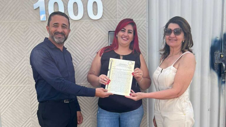 Consep e Predial entregam escritura da Casa Premiada à vencedora do concurso em João Pinheiro