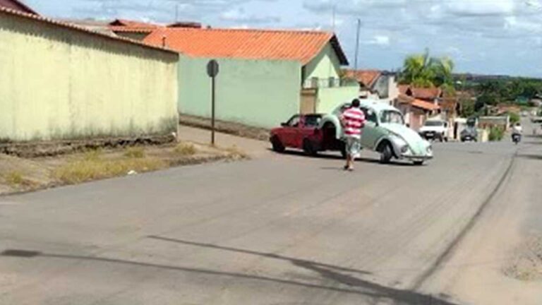Cena inusitada: pinheirense flagra Saveiro “carregando” Fusca na Barão do Rio Branco, em João Pinheiro