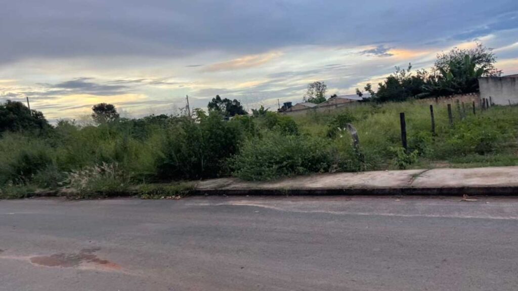 Moradora denuncia lotes sujos no distrito de JK e cobra providências das autoridades de João Pinheiro