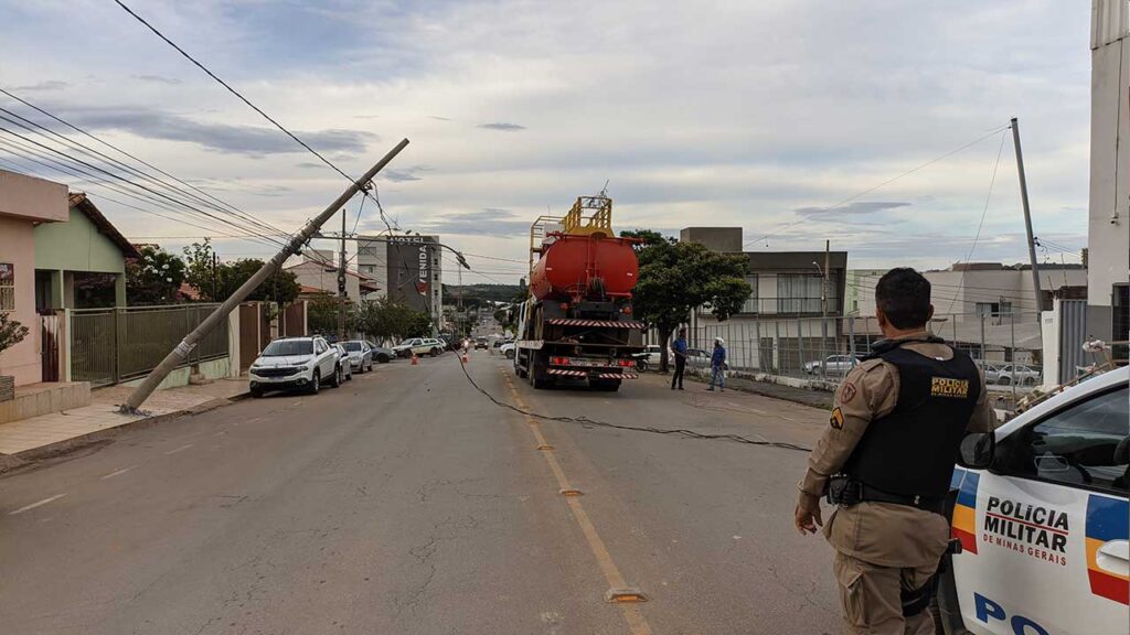 Poste quase atinge carro após caminhão prancha arrastar fios de energia no centro de João Pinheiro