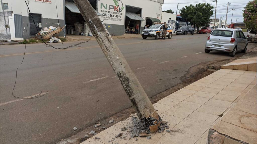 Poste quase atinge carro após caminhão prancha arrastar fios de energia no centro de João Pinheiro