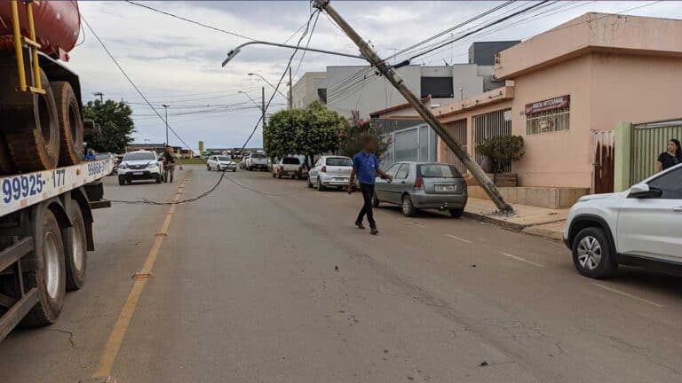 Poste quase atinge carro após caminhão prancha arrastar fios de energia no centro de João Pinheiro