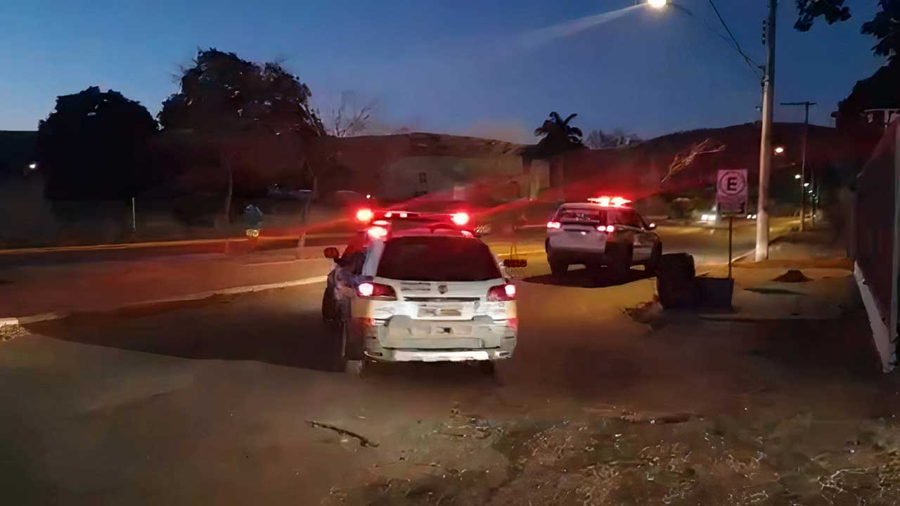 Homem dispara arma de fogo no portão de residência durante discussão em Brasilândia de Minas