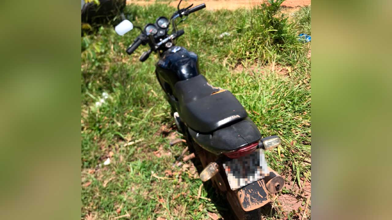 Após reportagem do JP Agora, motocicleta furtada é encontrada em lote vago no Bouganville 3, em João Pinheiro