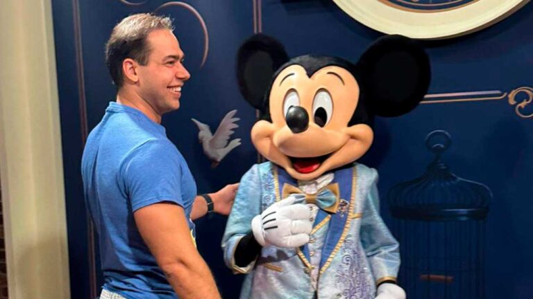 Mágico pinheirense interage com Mickey Mouse na Disney e se inspira para nova palestra sobre atendimento ao cliente