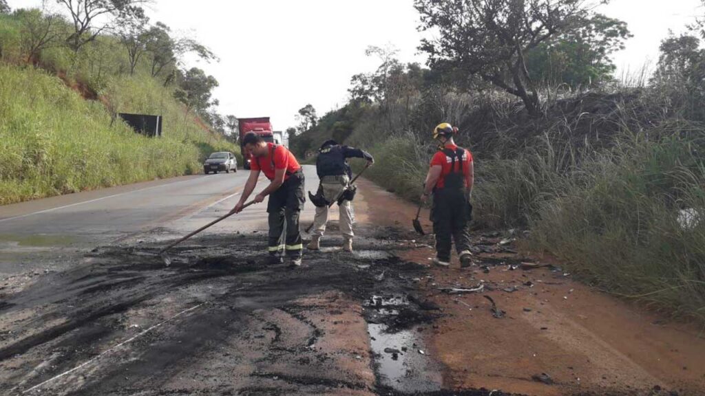 Acidente na BR-365 deixa dois feridos e veículo em chamas próximo a Varjão de Minas