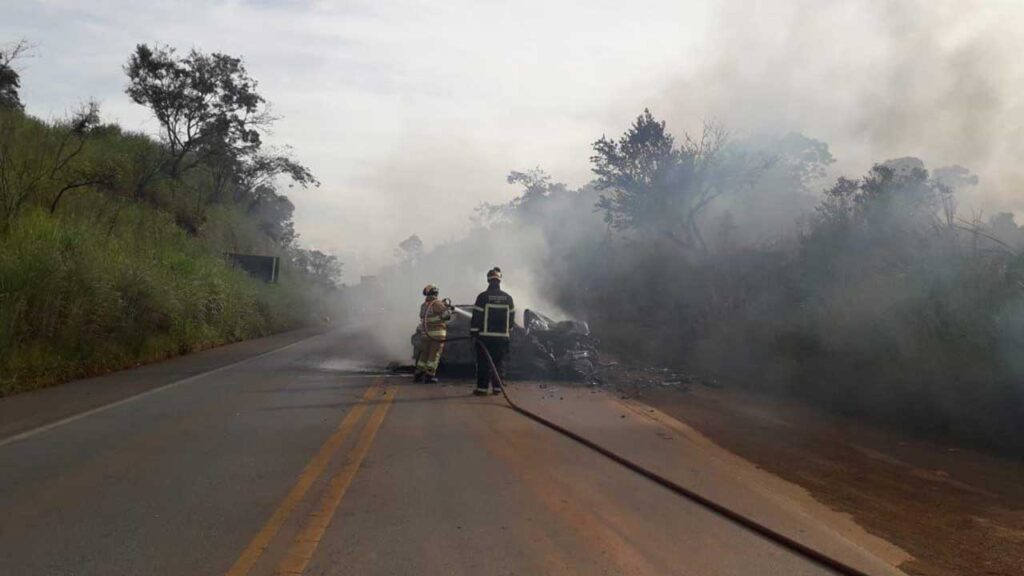 Acidente na BR-365 deixa dois feridos e veículo em chamas próximo a Varjão de Minas