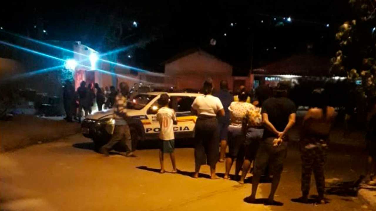 Briga de trânsito termina homem morto com seis tiros na cidade de Paracatu
