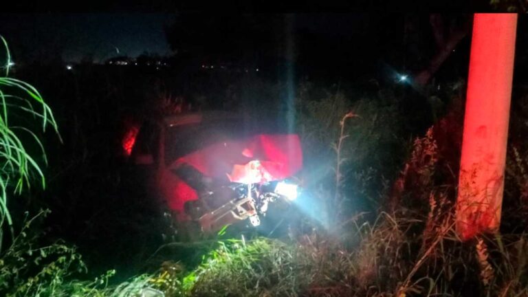 Motorista embriagado tenta fugir da polícia e acaba preso depois de colisão contra poste em Paracatu