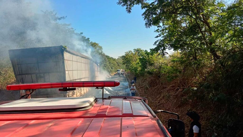 Veículo pega fogo após colidir com carreta de carvão na MG-181 em João Pinheiro; três pessoas ficaram feridas