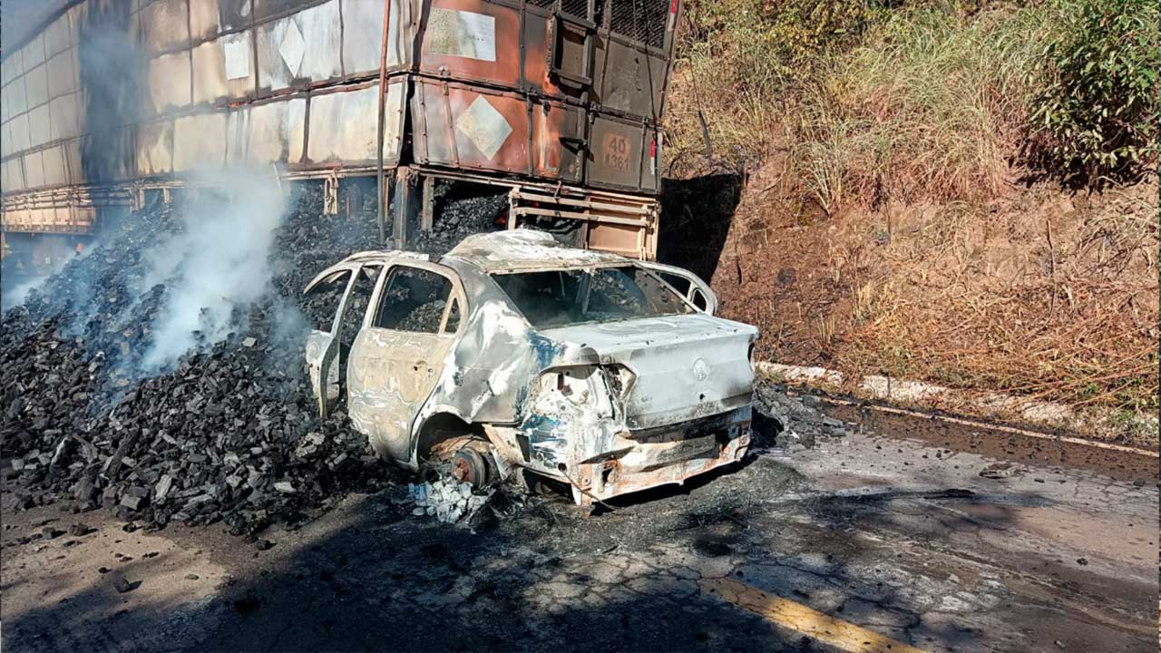Veículo pega fogo após colidir com carreta de carvão na MG-181 em João Pinheiro; três pessoas ficaram feridas