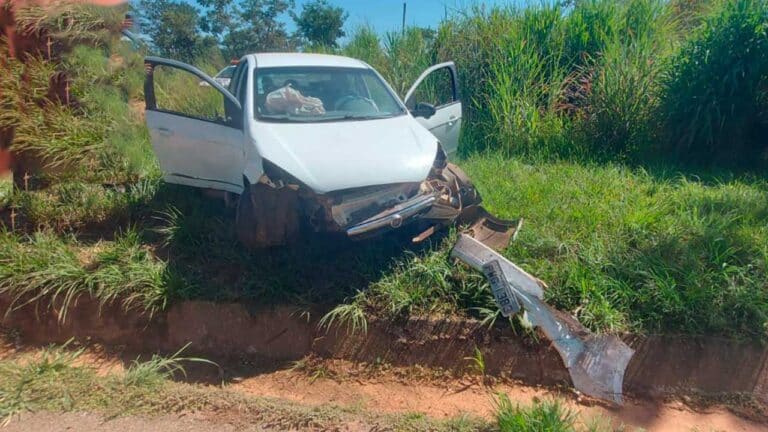 Acidente na entrada do Caxingó, na BR-040, deixa feridos na manhã desta sexta-feira, em João Pinheiro