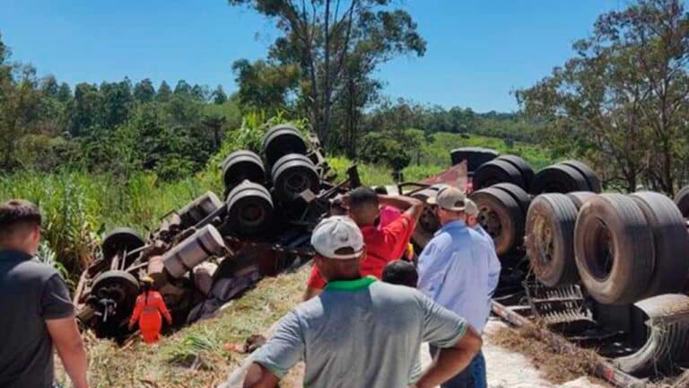 Motorista de carreta fica ferido na Curva dos Moreiras da BR-365, em Patos de Minas