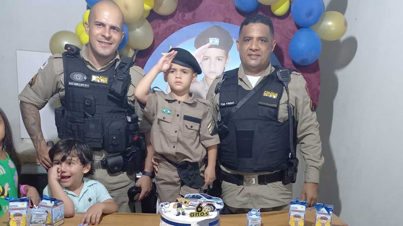 Policiais militares surpreendem criança em festa de aniversário com tema da PM em João Pinheiro