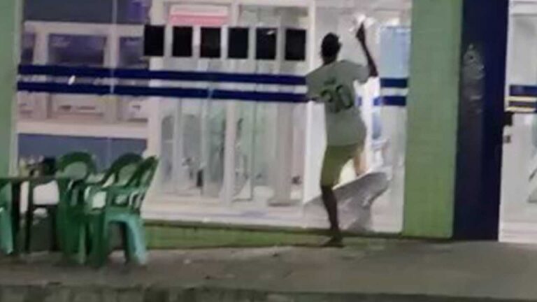 Vídeo mostra homem depredando agência da Caixa em João Pinheiro; suspeito foi preso pela PM