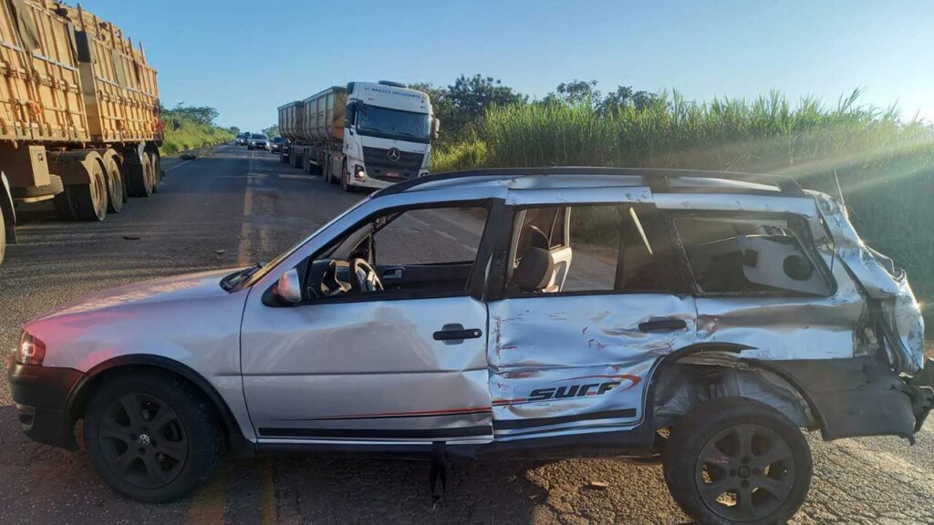 Acidente envolvendo bitrem e dois automóveis na MGC 354 deixa feridos em Presidente Olegário