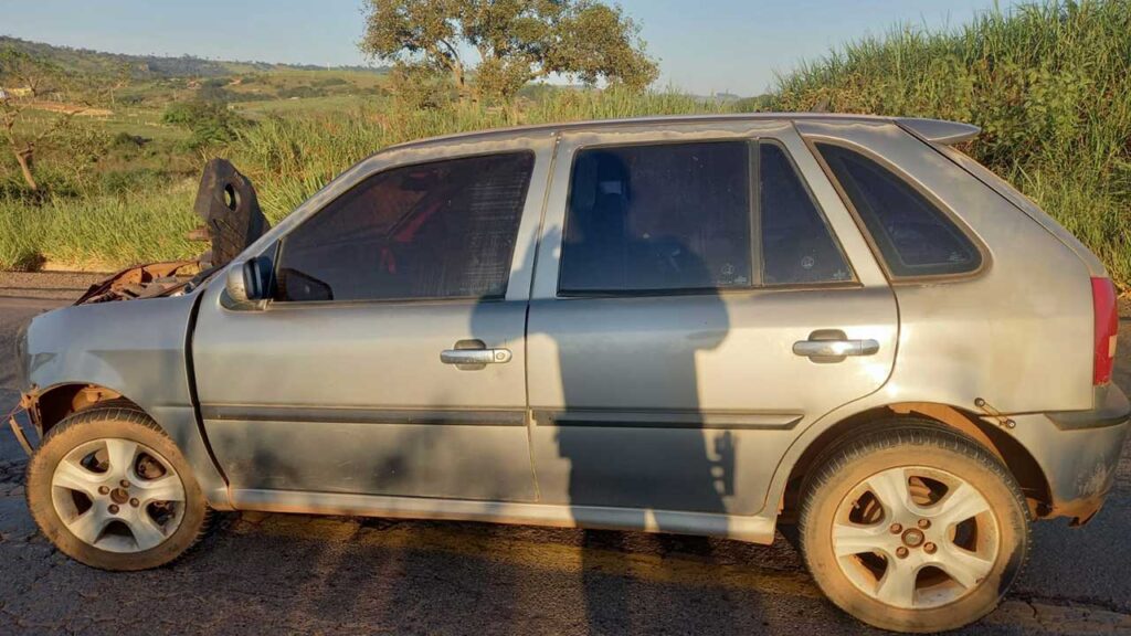 Acidente envolvendo bitrem e dois automóveis na MGC 354 deixa feridos em Presidente Olegário