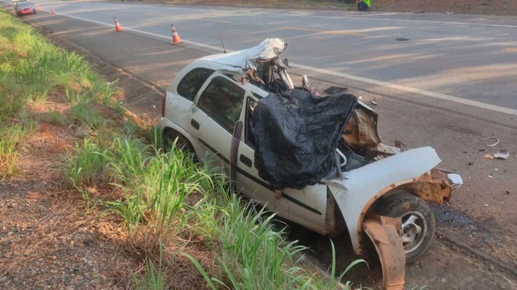 Grave acidente entre carro e ônibus na BR-040 mata cinco pessoas da mesma família em Felixlândia