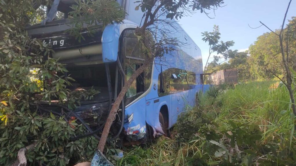 Grave acidente entre carro e ônibus na BR-040 mata cinco pessoas da mesma família em Felixlândia
