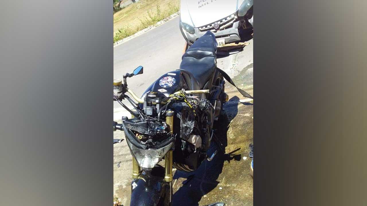 Motociclista foge da PM e acaba se envolvendo em acidente com viatura em Brasilândia de Minas