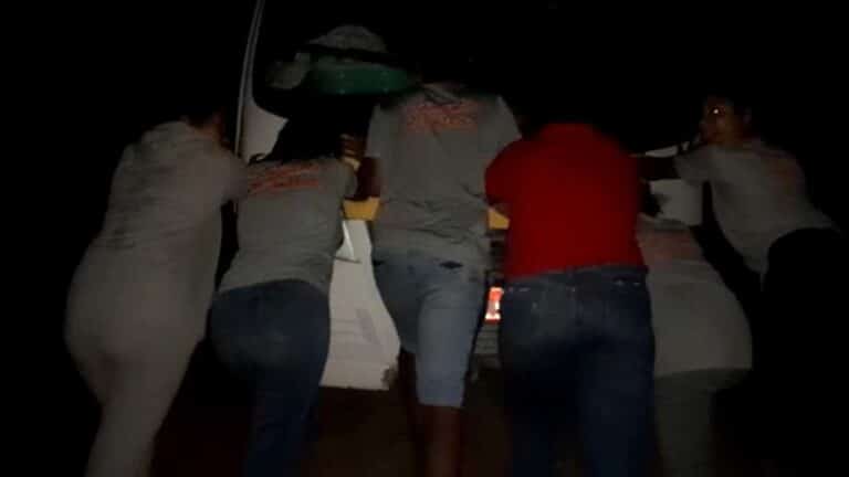 Perigo: crianças são filmadas empurrando ônibus escolar quebrado à noite na zona rural de Santa Fé de Minas