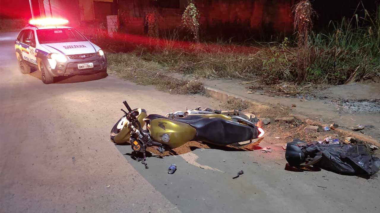 Motociclista inabilitado foge da polícia e sofre acidente em João Pinheiro