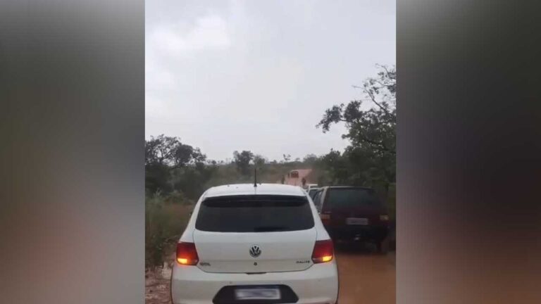 Chuva pega banhistas de surpresa e veículos ficam atolados na estrada da Cachoeira do Garimpo, em João Pinheiro