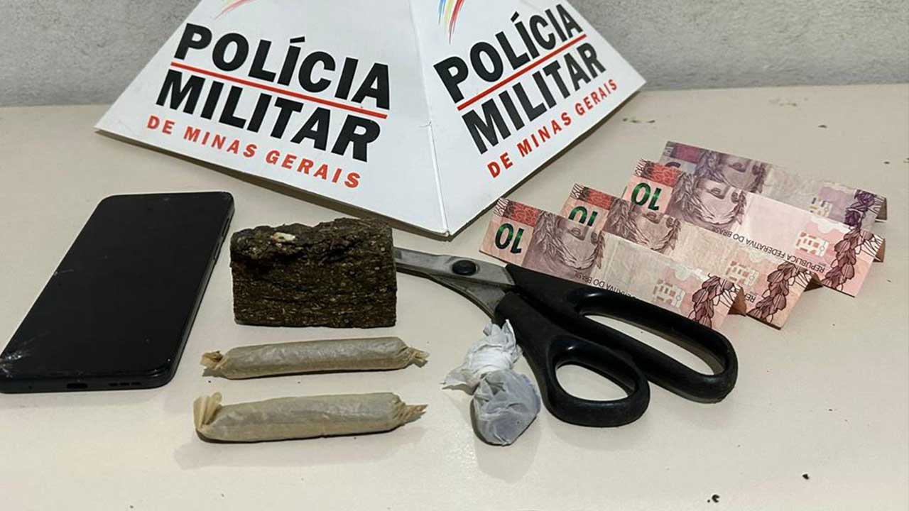 Jovem de 19 anos é preso enrolando cigarros de maconha em frente à sua residência em João Pinheiro