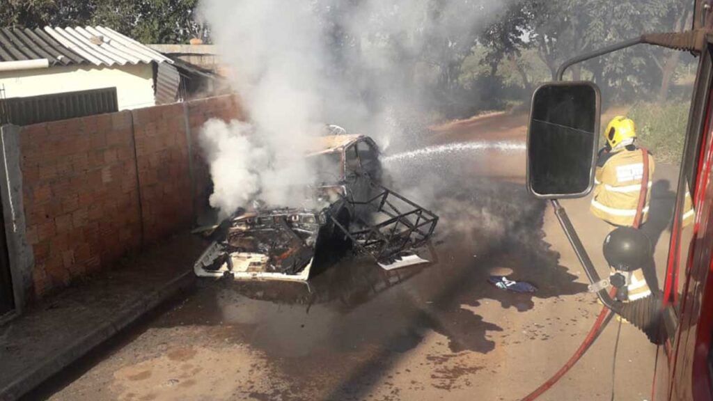 Durante surto, homem incendeia casa e veículo no Primavera em João Pinheiro