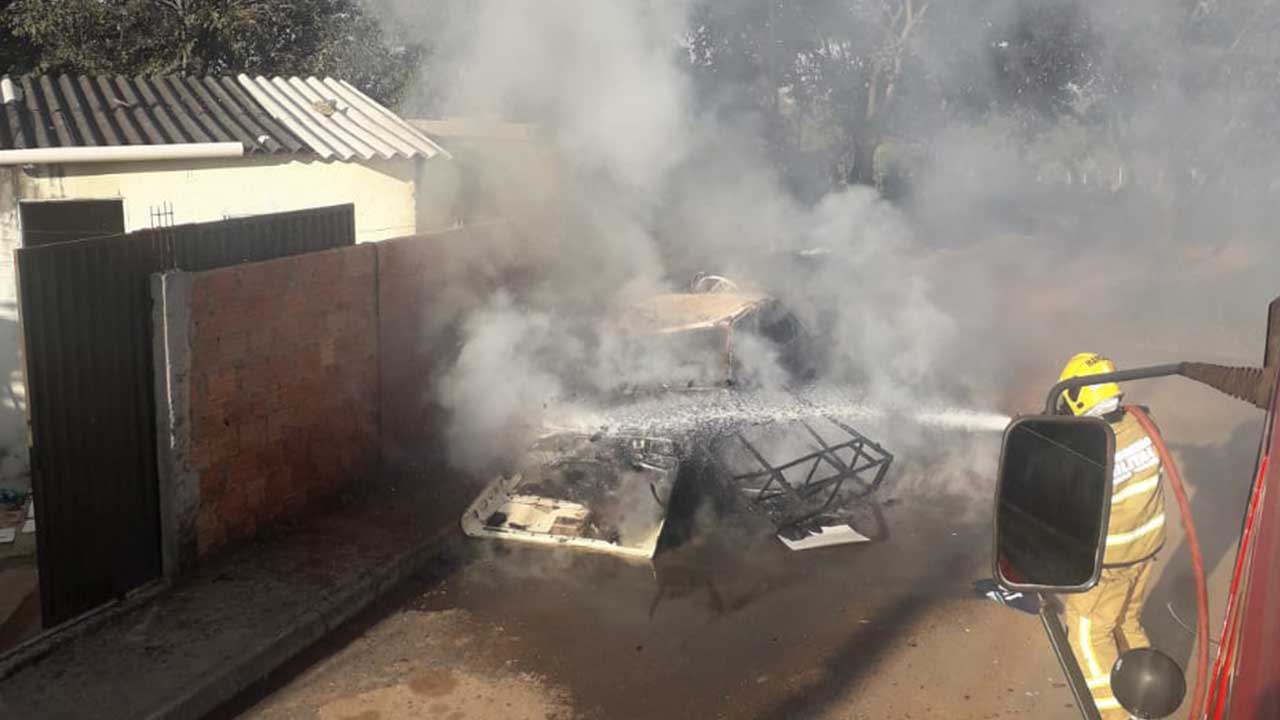 Durante surto, homem incendeia casa e veículo no Primavera em João Pinheiro