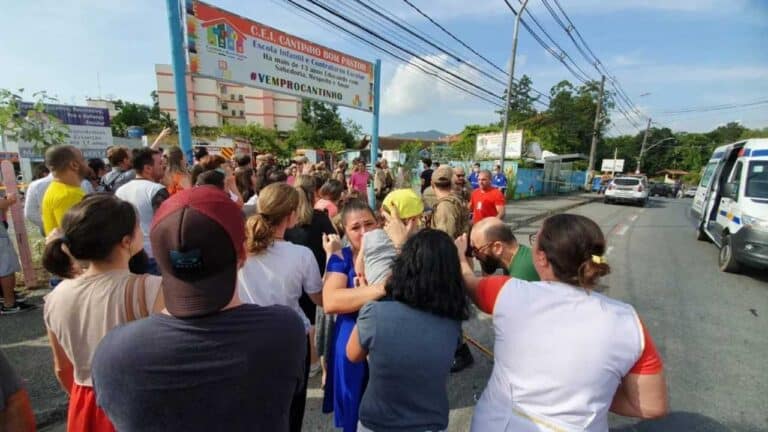 Homem invade creche com machado e mata quatro crianças em Santa Catarina