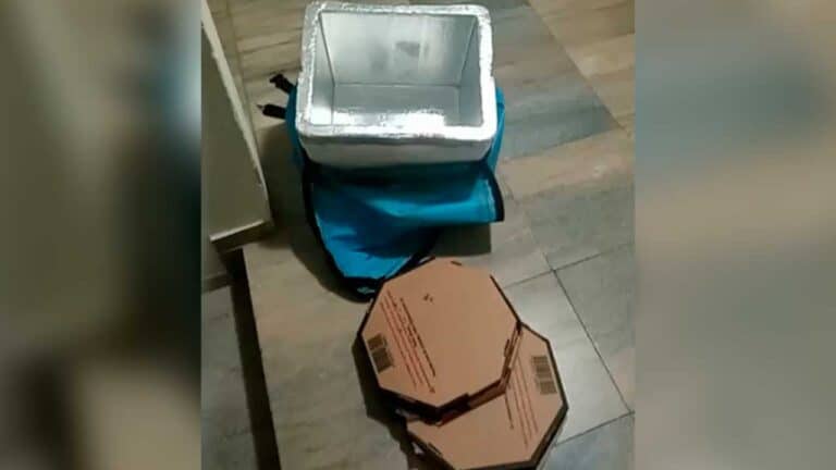 Entregador é xingado e tem caixa chutada por não subir em apartamento em Patos de Minas; motoboys protestam