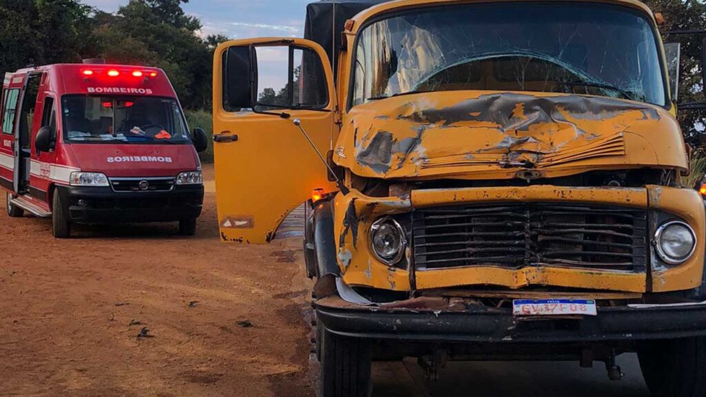 Homem de 51 anos é socorrido após acidente envolvendo dois caminhões na MG-181 em João Pinheiro
