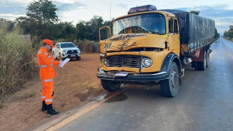 Homem de 51 anos é socorrido após acidente envolvendo dois caminhões na MG-181 em João Pinheiro