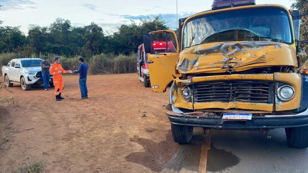 Homem de 51 anos é socorrido após acidente envolvendo dois caminhões na MG-181 em João Pinheiro