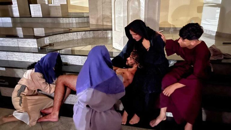 Fé e emoção se encontram na encenação da Paixão de Cristo em João Pinheiro