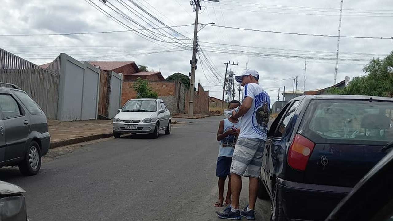 Máfia Azul entrega kit de páscoa para crianças carentes em João Pinheiro