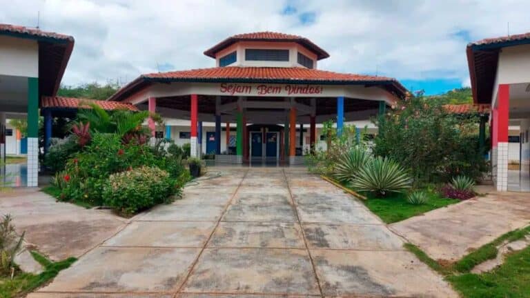 Duas crianças de 9 anos ficam feridas após adolescente de 13 anos atacar escola no interior do Ceará