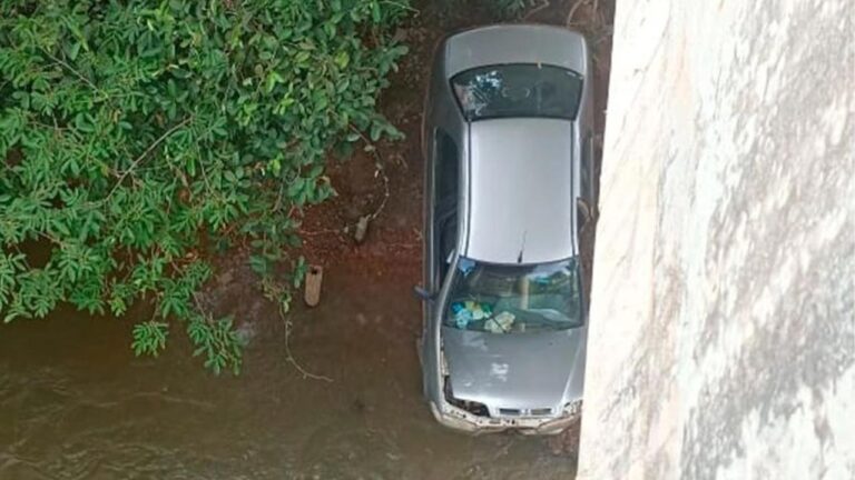 Homem tenta matar mulher e filhos jogando carro da ponte do Rio São Marcos; bebê de 1 ano está desaparecido