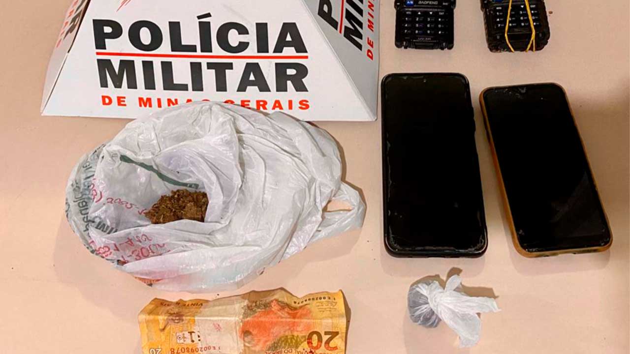 Polícia Militar prende dois indivíduos com bucha de maconha por suspeita de tráfico no Cais, em João Pinheiro
