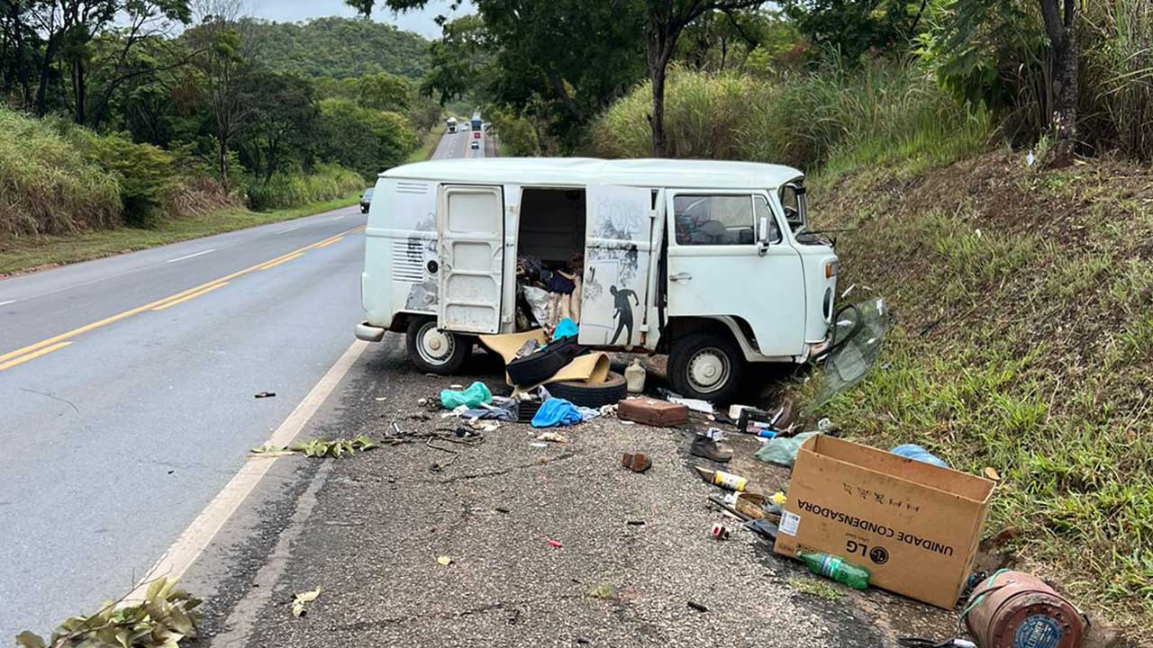 Motorista de Kombi fica ferido após acidente na BR-040 próximo à Serra da Coeng, em João Pinheiro