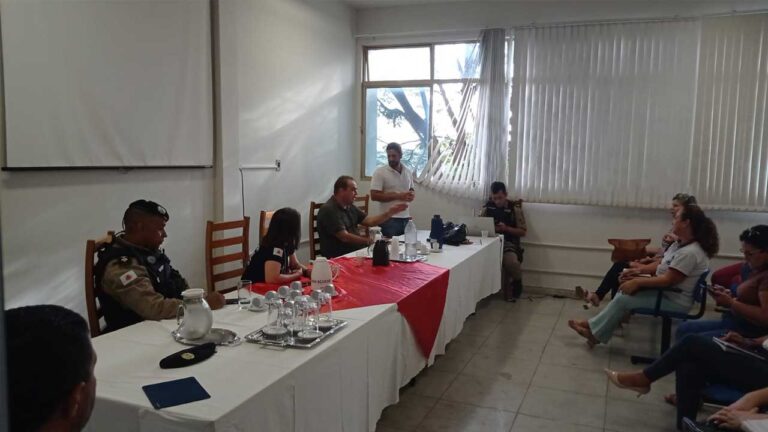 PM, autoridades, diretores e professores de escolas de João Pinheiro se reúnem para discutir segurança escolar