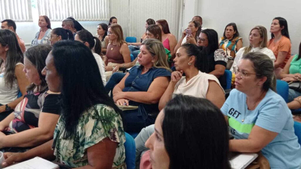 PM, autoridades, diretores e professores de escolas de João Pinheiro se reúnem para discutir segurança escolar
