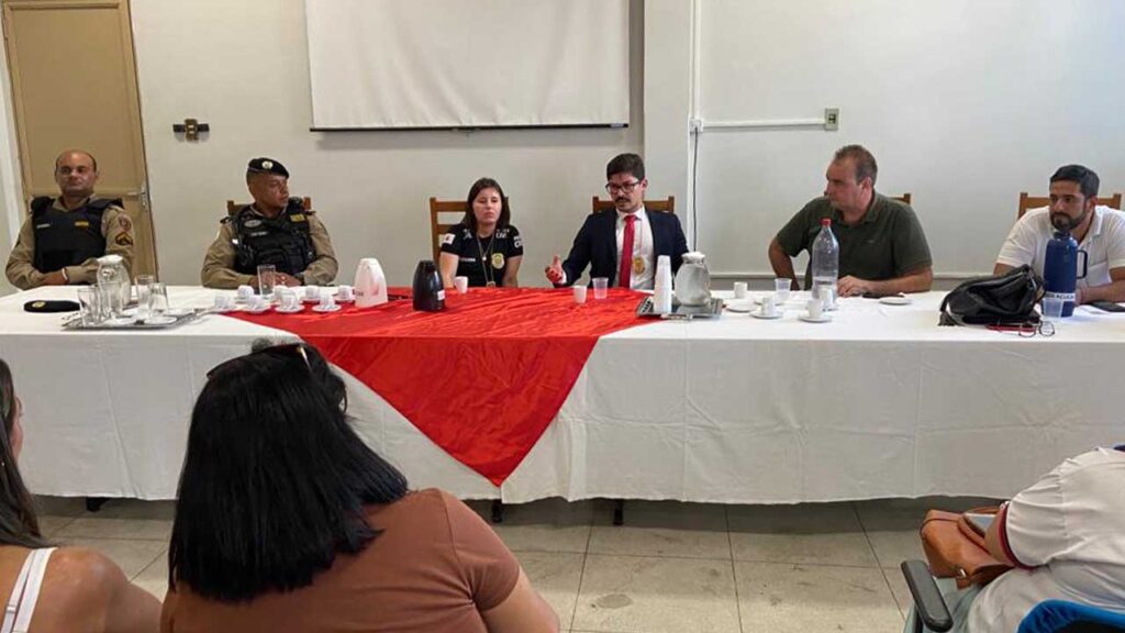 PM, autoridades, diretores e professores de escolas de João Pinheiro se reúnem para discutir segurança escolar