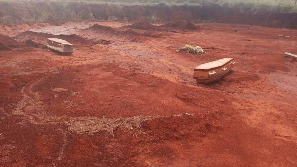 Imagens chocantes mostram caixões espalhados em cemitério de Paracatu após enxurrada