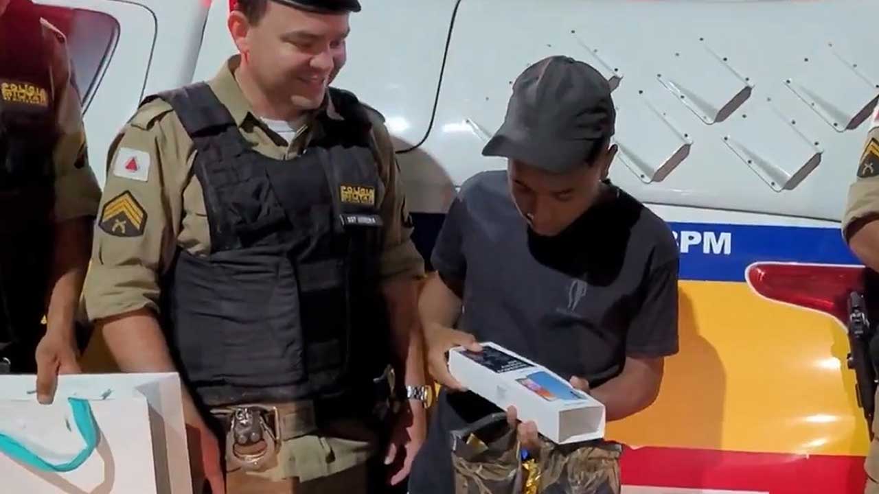 Adolescente que não tem celular encontra aparelho na rua, devolve à PM e ganha um novinho em Minas Gerais