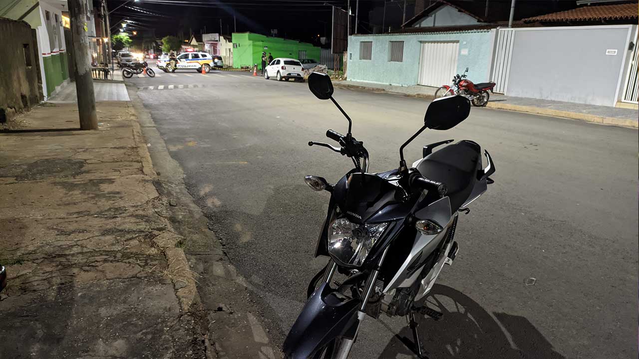 Motorista embriagado bate em moto e deixa jovem sem o dedo da mão em João pinheiro