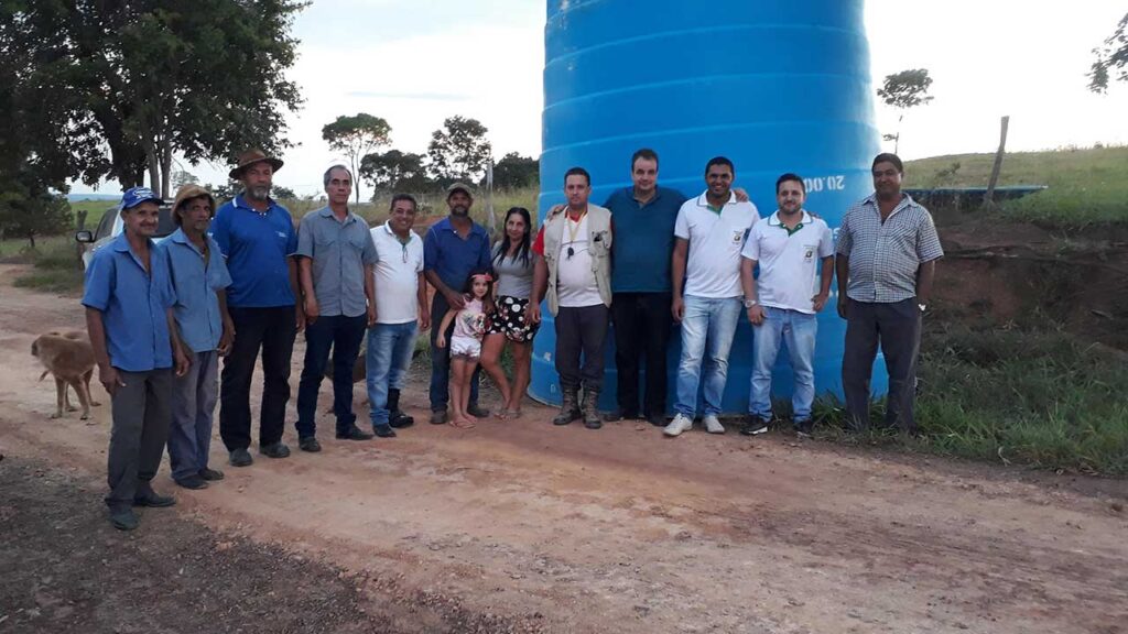 Moradora do Banco da Terra Rio Bonito cobra conserto em caixa d’água e prefeito de João Pinheiro rebate