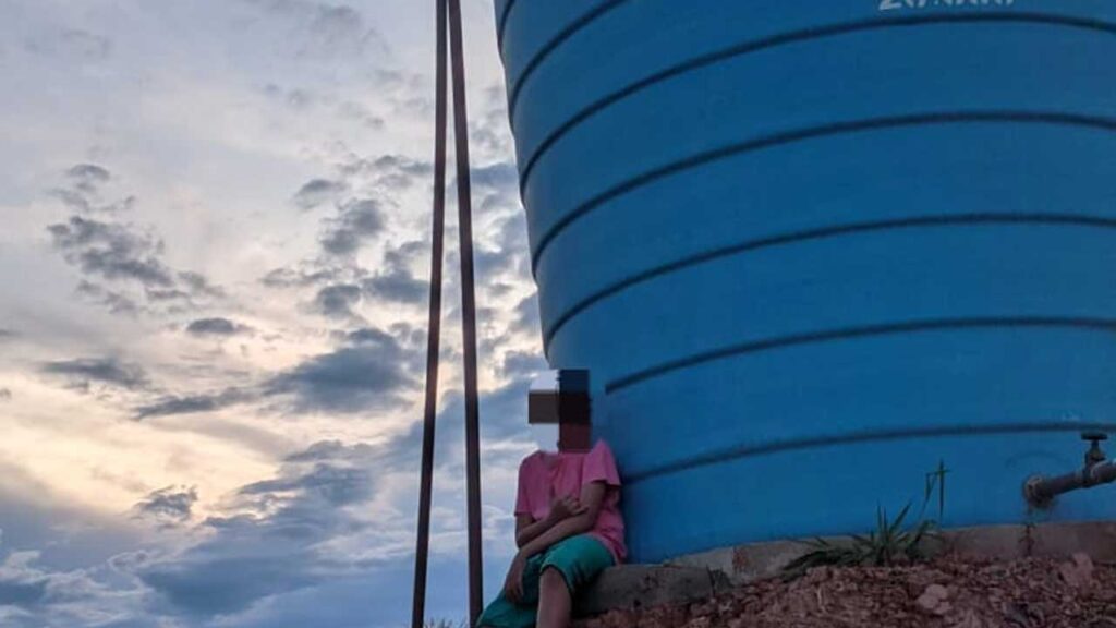 Moradora do Banco da Terra Rio Bonito cobra conserto em caixa d’água e prefeito de João Pinheiro rebate