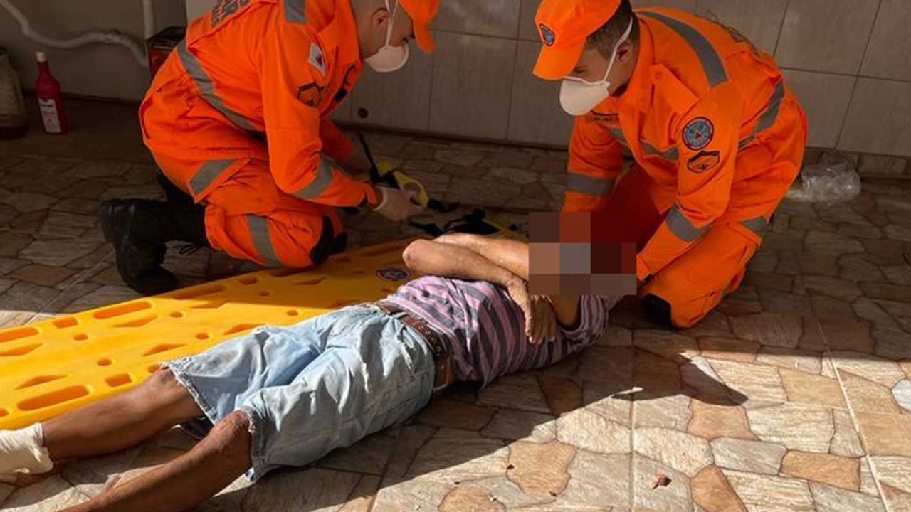 Idoso de 71 anos cai de telhado e é socorrido pelo Corpo de Bombeiros em João Pinheiro